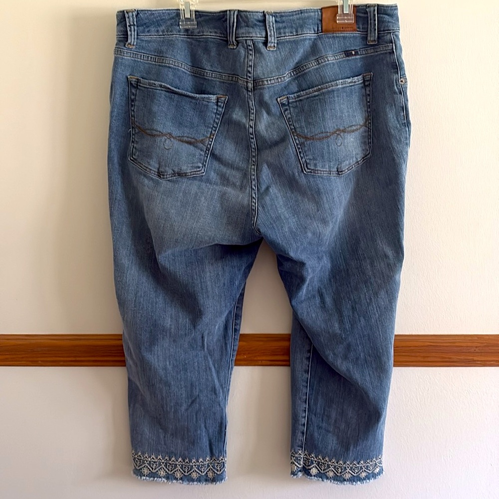 Lucky Brand Emma Embroidered Raw Hem Capri/Cropped Jeans Size 18W - Picture 3 of 8
